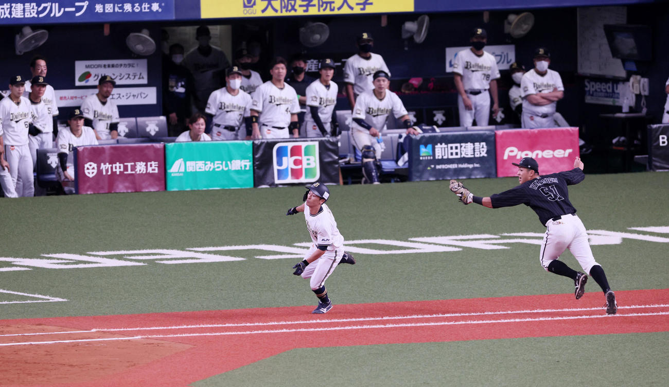 オリックス対ロッテ　9回裏オリックス2死三塁、福田（手前左）は一塁手山口のタッチをかわして一塁線にバント安打を決めサヨナラ勝ち（撮影・加藤哉）