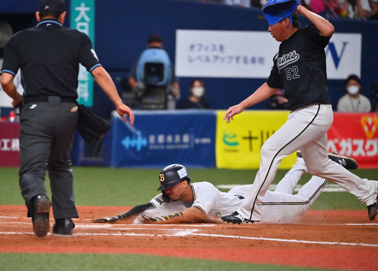 オリックス対ロッテ　8回裏オリックス2死一、三塁、相手の暴投で本塁にヘッドスライディングで生還する三走宗。右は益田（撮影・和賀正仁）