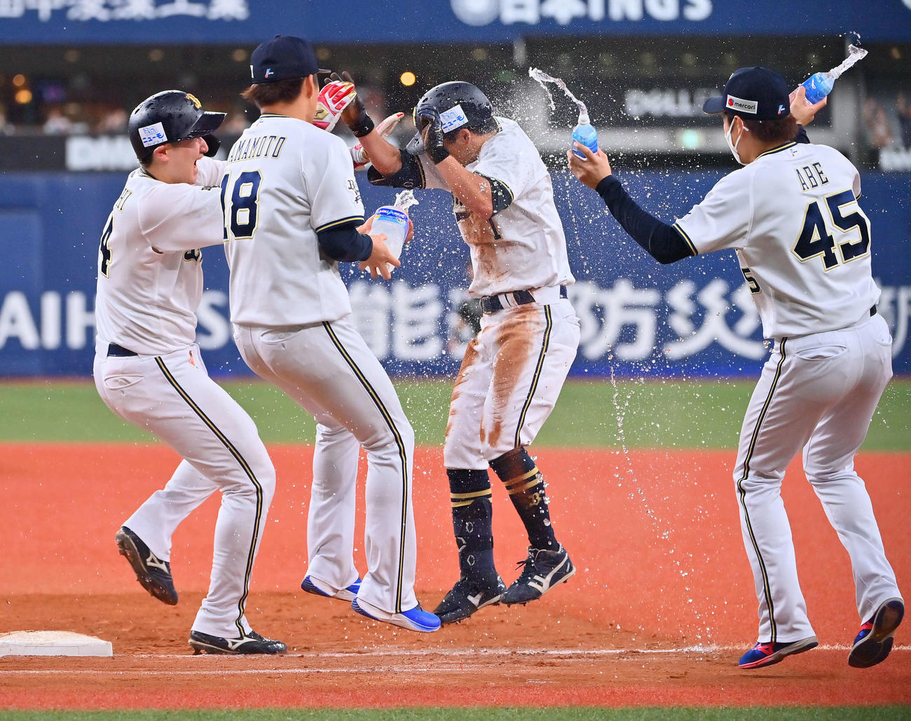 オリックス対ロッテ　9回裏オリックス2死三塁、サヨナラ打を放った福田（右から2人目）はナインから祝福を受ける（撮影・和賀正仁）