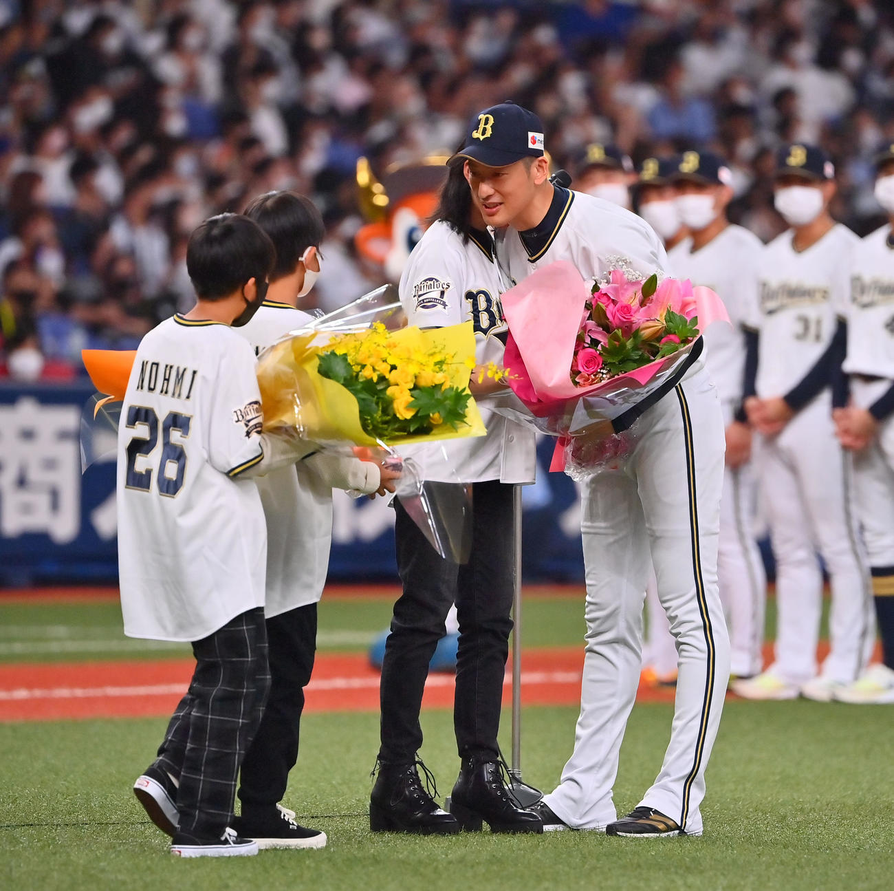 今シーズンかぎりでユニホームを脱ぐ能見は家族から花束を贈られる（撮影・和賀正仁）