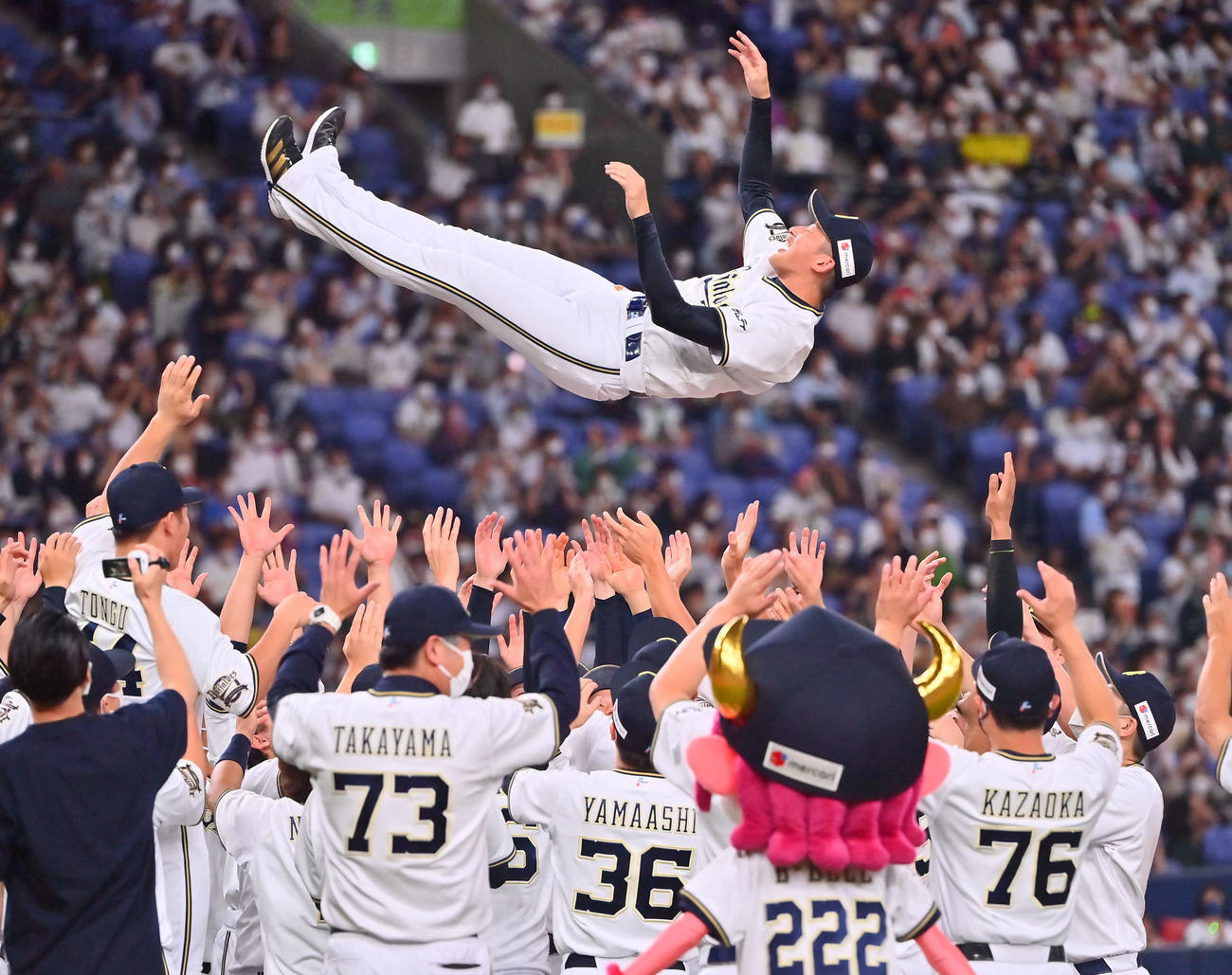 オリックス対ロッテ　今シーズンかぎりで引退する能見はナインから胴上げされる（撮影・和賀正仁）