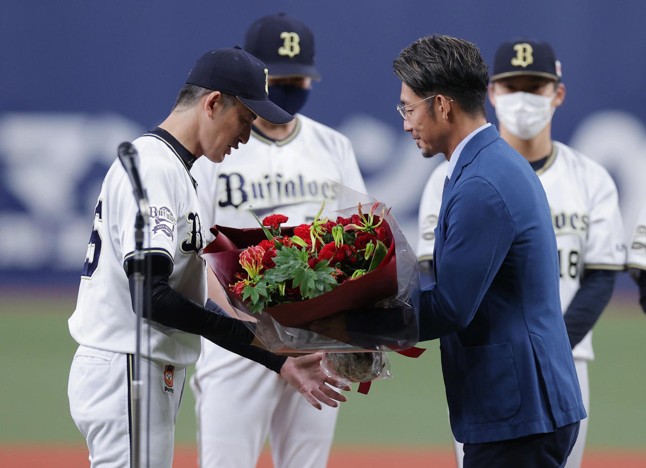 オリックス対ロッテ　引退セレモニーで鳥谷氏（右）から花束を受け取るオリックス能見（撮影・前田充）