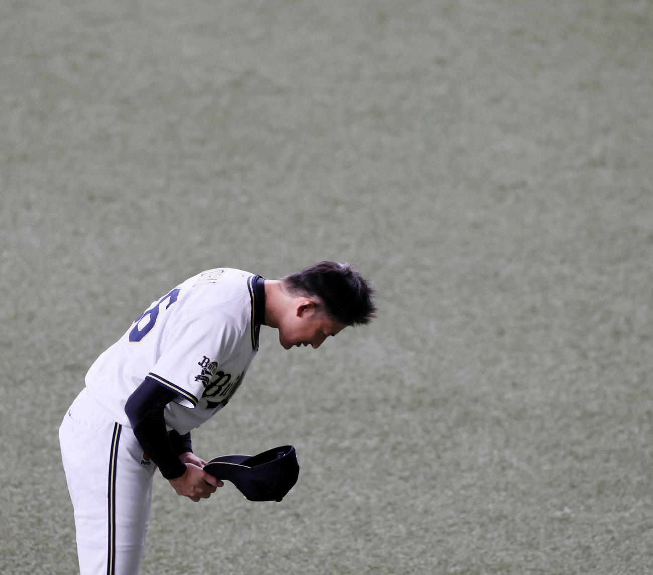 オリックス対ロッテ　引退セレモニーで場内1周するオリックス能見は、ファンへ深々と頭を下げる（撮影・加藤哉）