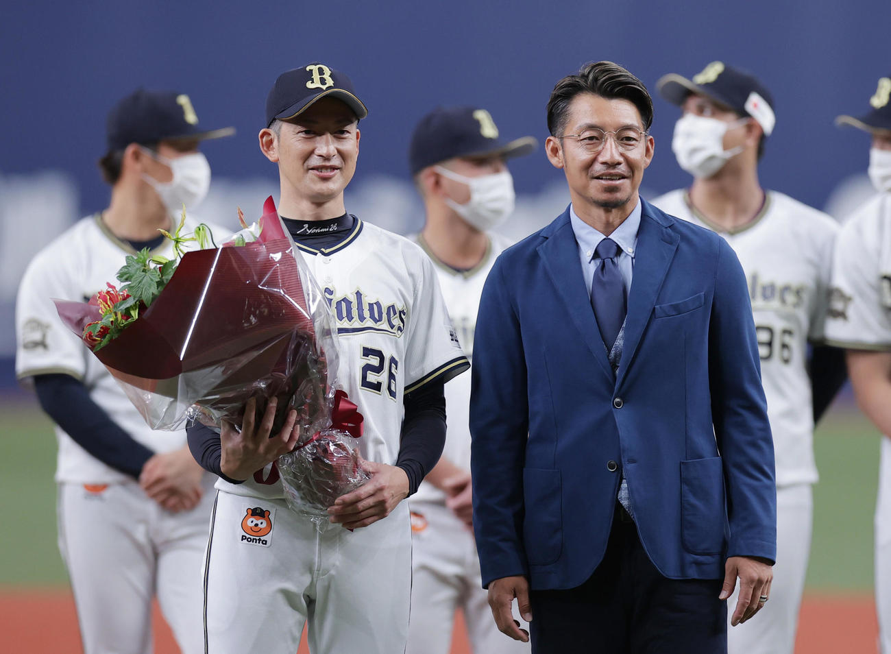 オリックス対ロッテ　引退セレモニーで鳥谷氏（右）から花束を受け取り、笑顔で記念撮影するオリックス能見（撮影・前田充）