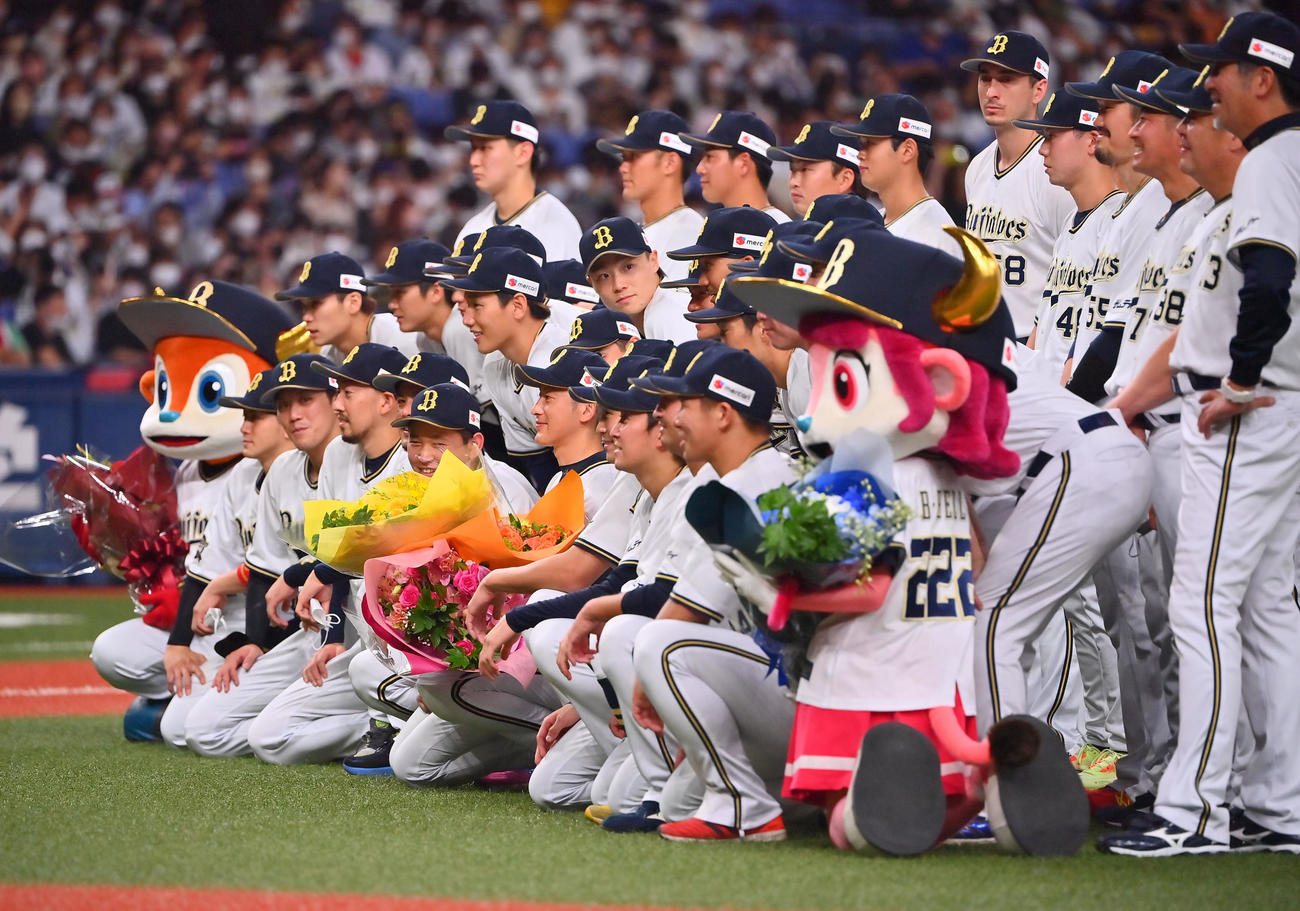 今シーズンかぎりで引退する能見篤史はナインと記念撮影する（撮影・和賀正仁）