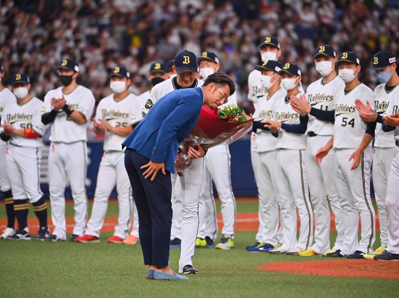 オリックス対ロッテ　今シーズンかぎりで引退する能見は鳥谷氏から花束を贈呈される（撮影・和賀正仁）
