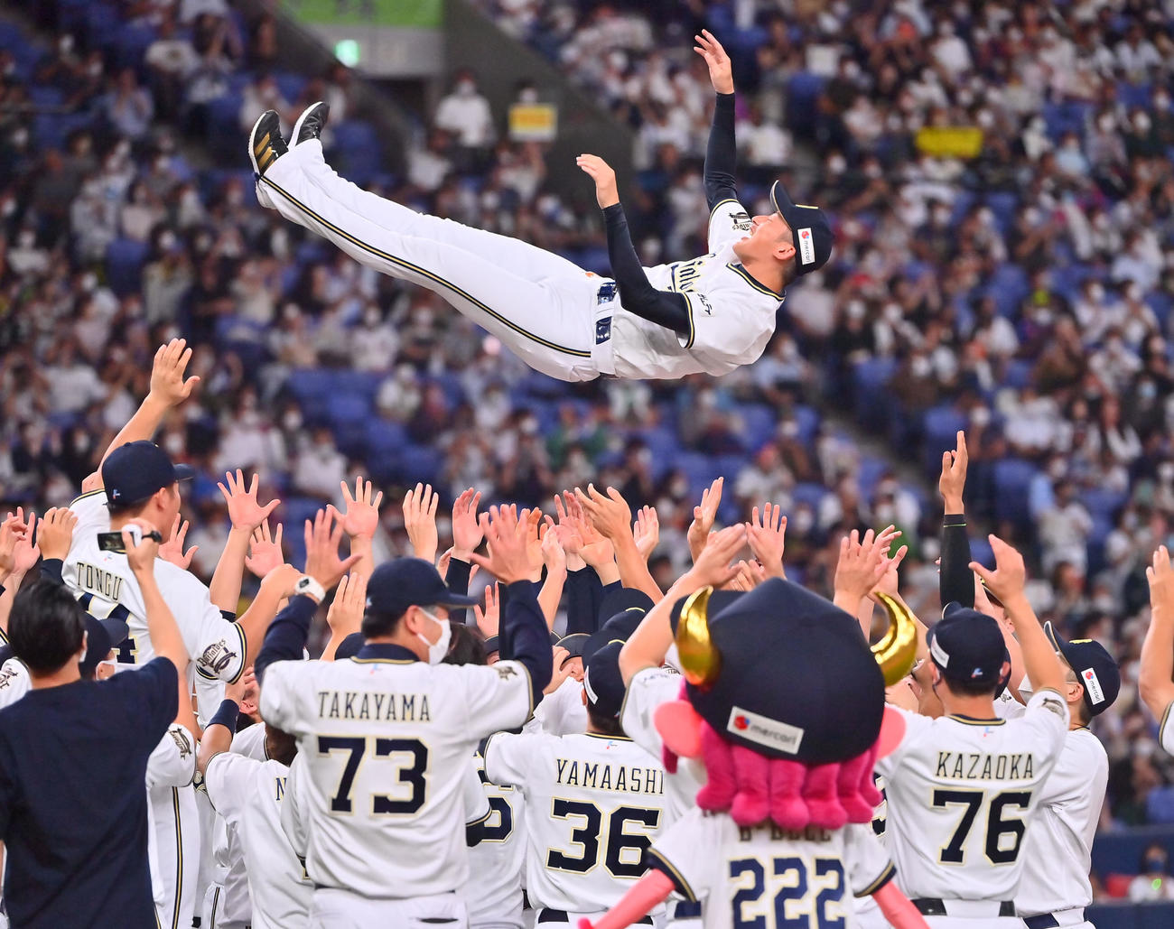 オリックス対ロッテ　今シーズンかぎりで引退する能見はナインから胴上げされる（撮影・和賀正仁）