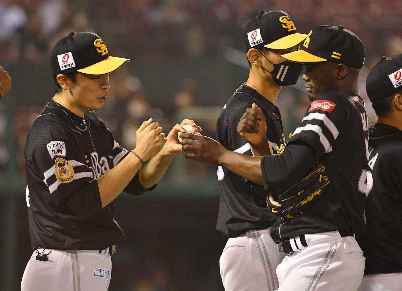 楽天対ソフトバンク　NPB通算150勝を達成し、モイネロ（右）からウイニングボールを受け取る和田（撮影・岩下翔太）