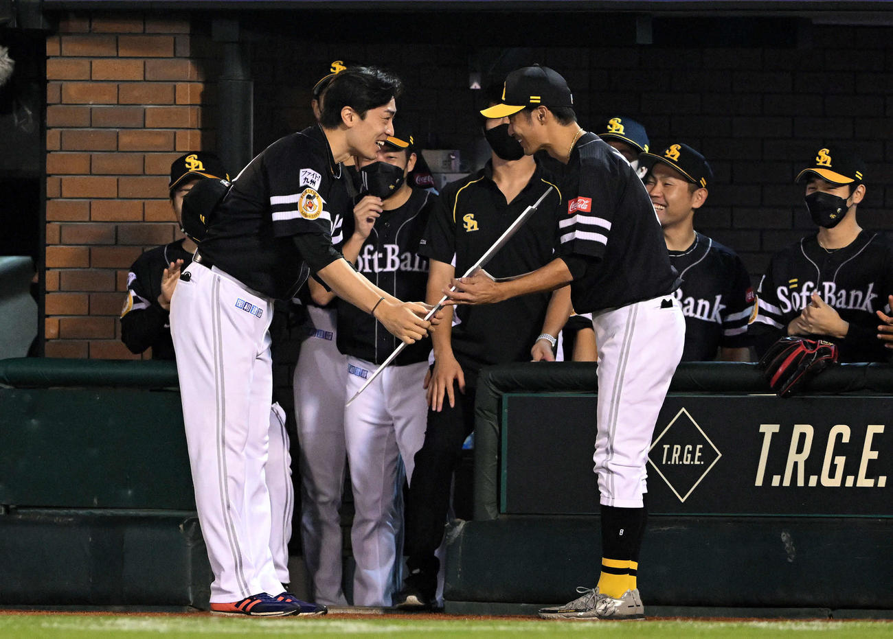 楽天対ソフトバンク　試合後、NPB通算150勝を達成したソフトバンク和田（左手前）は明石から記念のパネルを受け取る（撮影・滝沢徹郎）