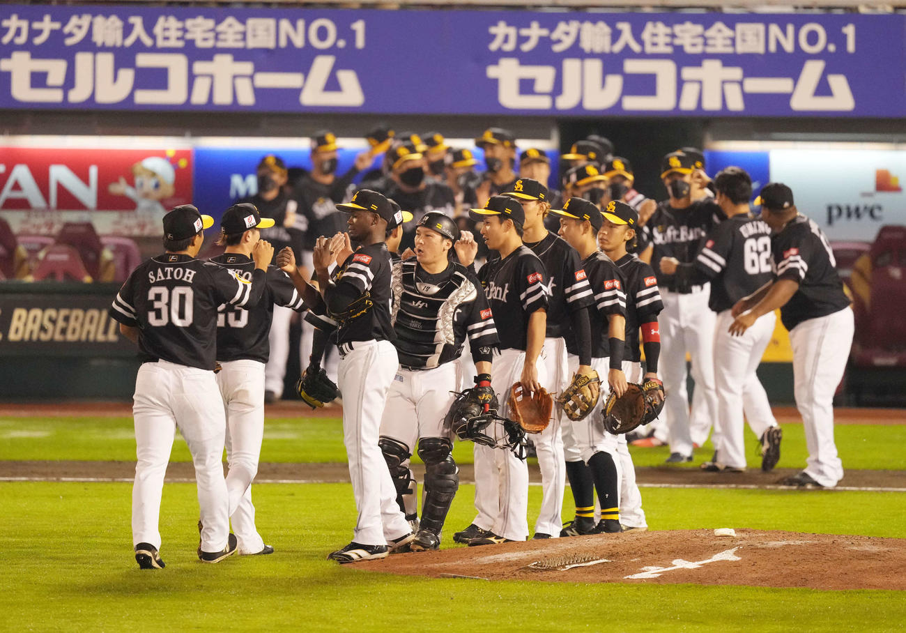 楽天対ソフトバンク　リーグ優勝へのマジックを1とする勝利をたたえ合うソフトバンクナイン（撮影・小沢裕）