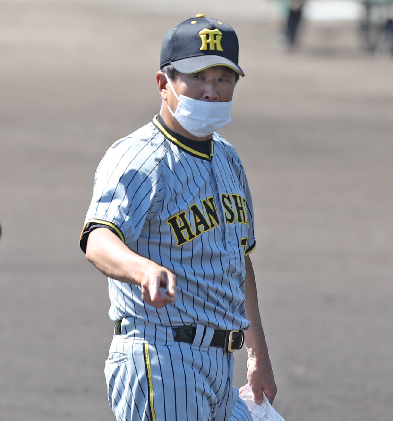 広島対阪神　メンバー表交換を行い審判と話す平田2軍監督（撮影・屋方直哉）
