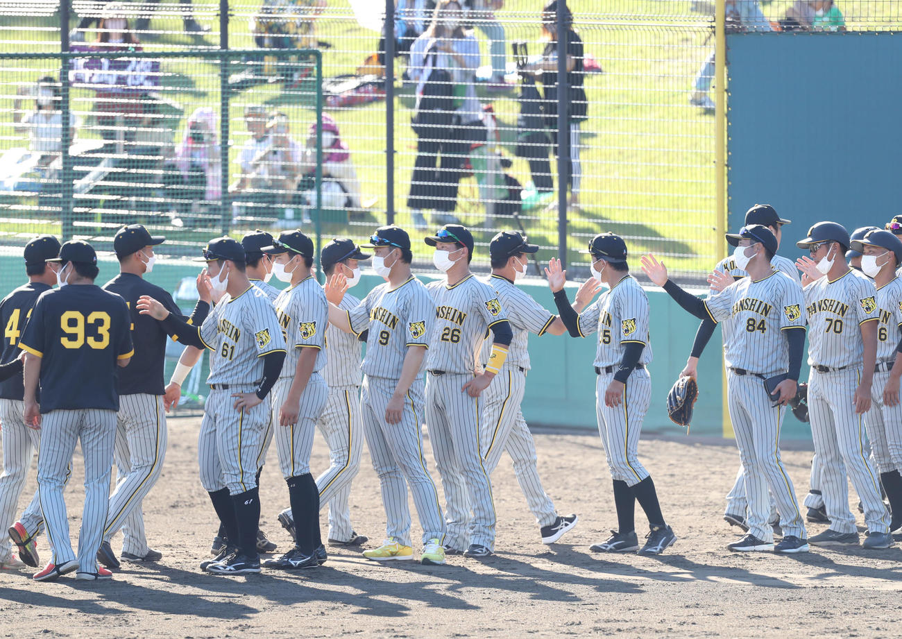 2軍広島戦に勝利し、タッチを交わす阪神ナイン（撮影・屋方直哉）