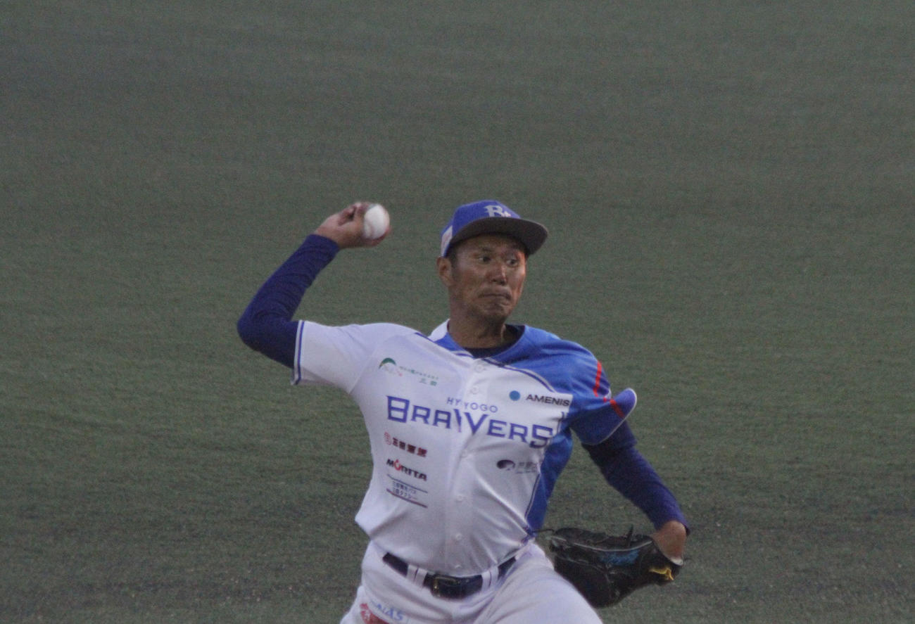 兵庫対06ブルズ　元阪神などの兵庫・久保康友投手は今季初先発で力投した（撮影・酒井俊作）