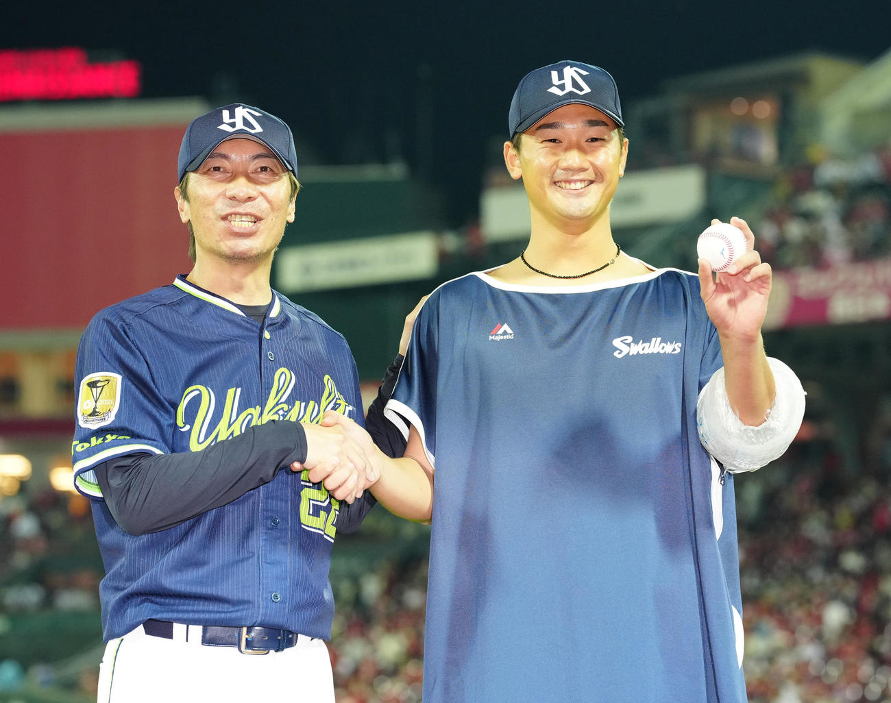 広島対ヤクルト　プロ初勝利を挙げ、ヤクルト高津監督（左）と写真に納まる山下（撮影・江口和貴）