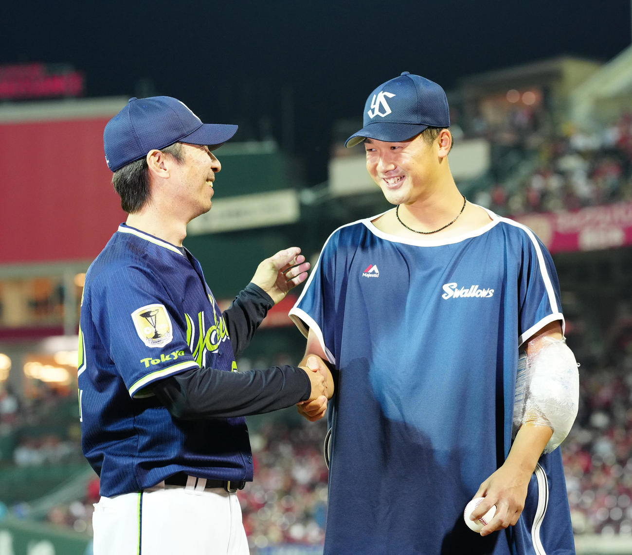 広島対ヤクルト　プロ初勝利を挙げ、ヤクルト高津監督（左）と握手を交わす山下（撮影・江口和貴）