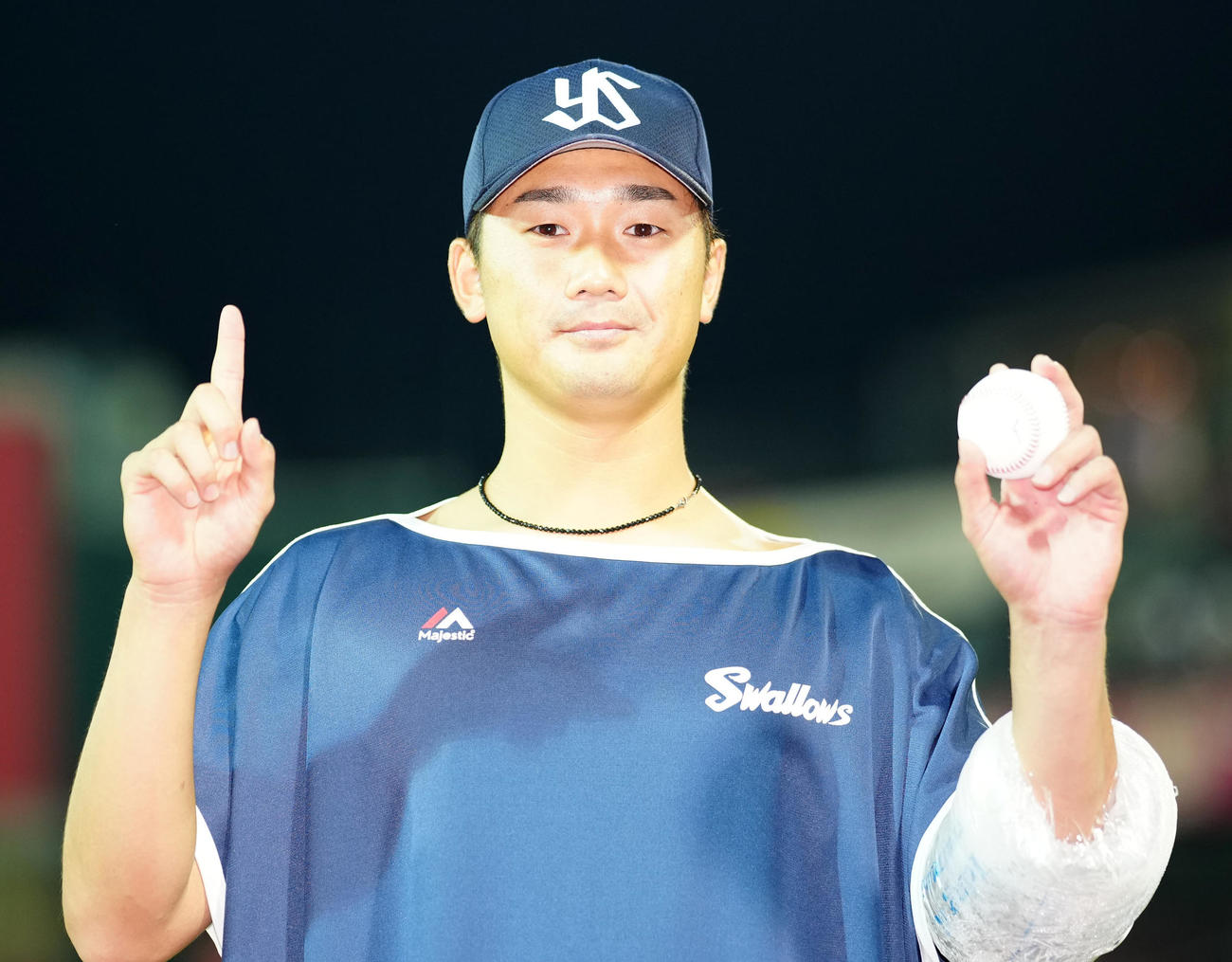 広島対ヤクルト　プロ初勝利を挙げ、写真に納まるヤクルト山下（撮影・江口和貴）
