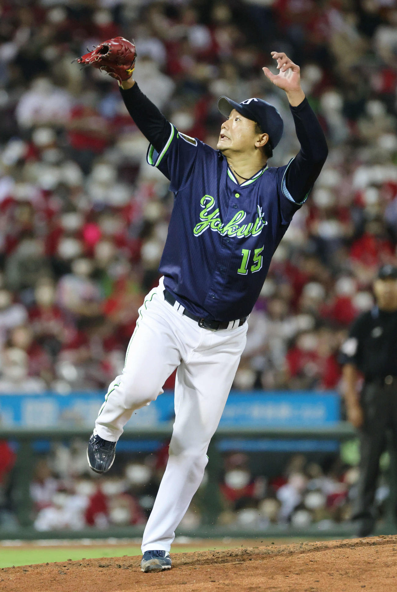 広島対ヤクルト　7回裏広島1死一塁、小園の打球に飛びつく山下輝（撮影・加藤孝規）