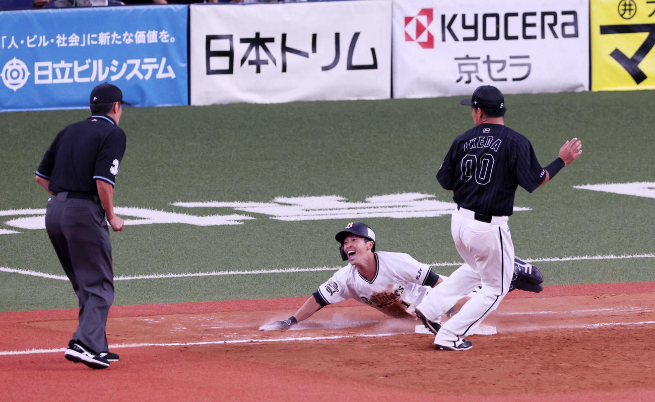 オリックス対ロッテ　9回裏オリックス2死三塁、福田は一塁線にサヨナラのバント安打を決める（撮影・加藤哉）