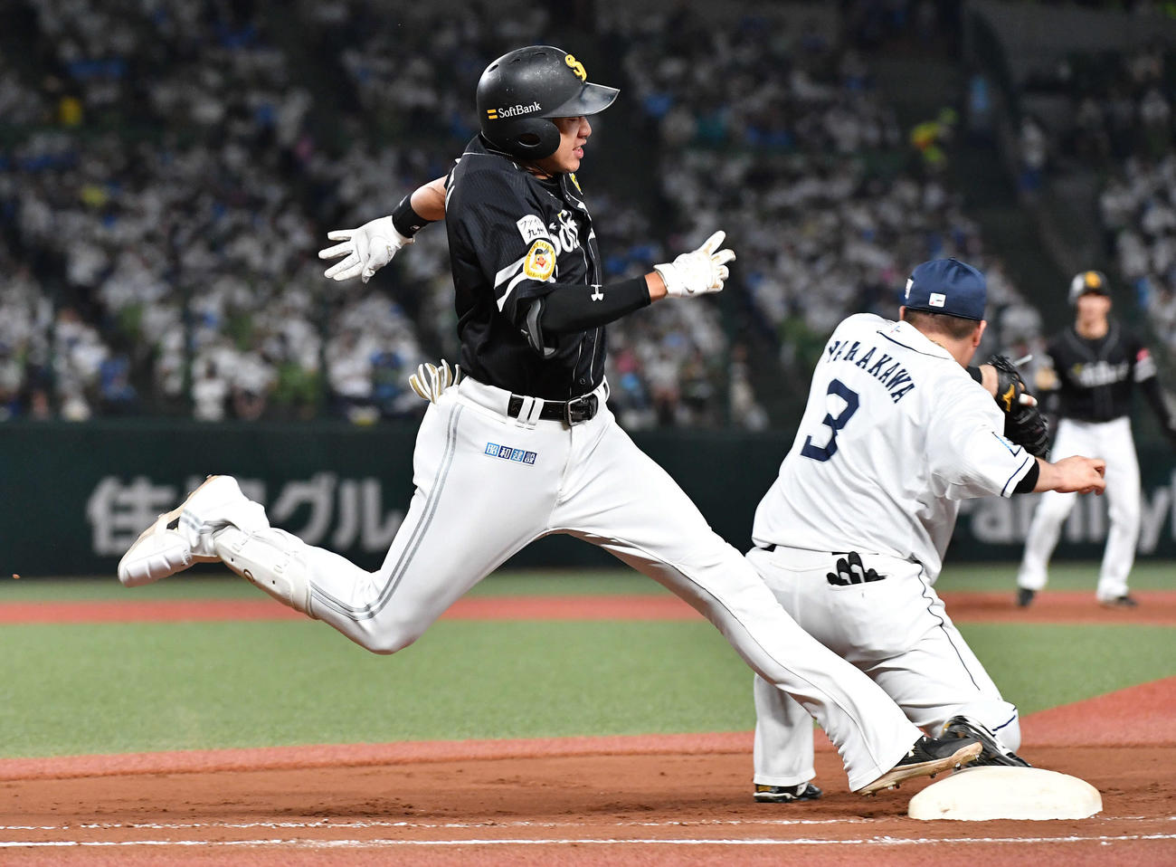 西武対ソフトバンク　6回表ソフトバンク1死二塁、三ゴロに倒れる柳田、右は山川（撮影・岩下翔太）