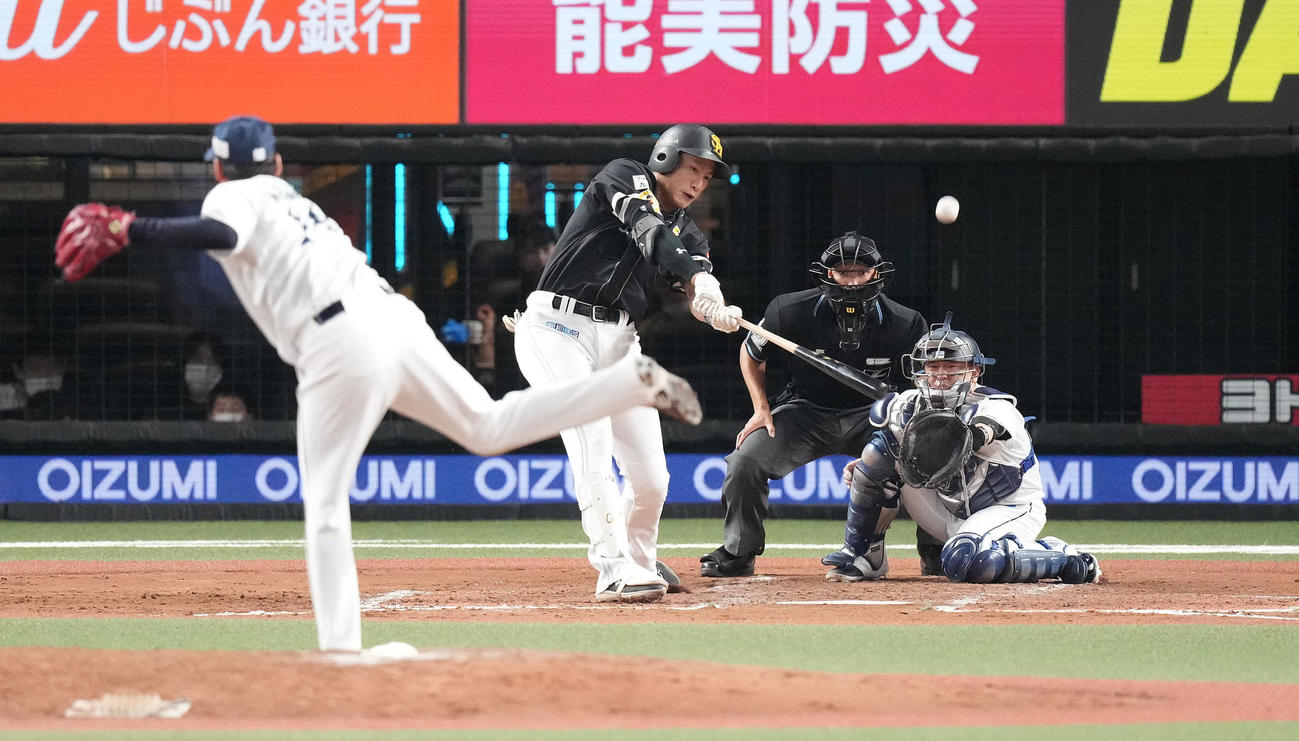 西武対ソフトバンク　9回表ソフトバンク1死、左越えソロ本塁打を放つ柳田。投手増田（撮影・鈴木みどり）