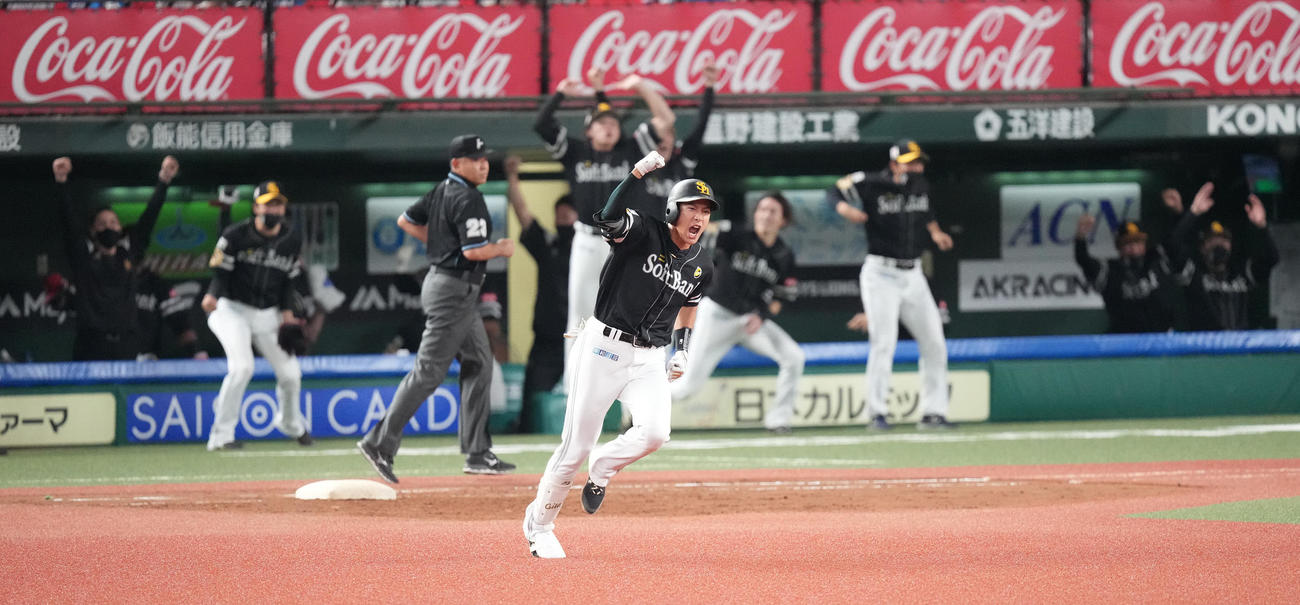西武対ソフトバンク　9回表ソフトバンク1死、左越えソロ本塁打を放ちガッツポーズする柳田（撮影・鈴木みどり）