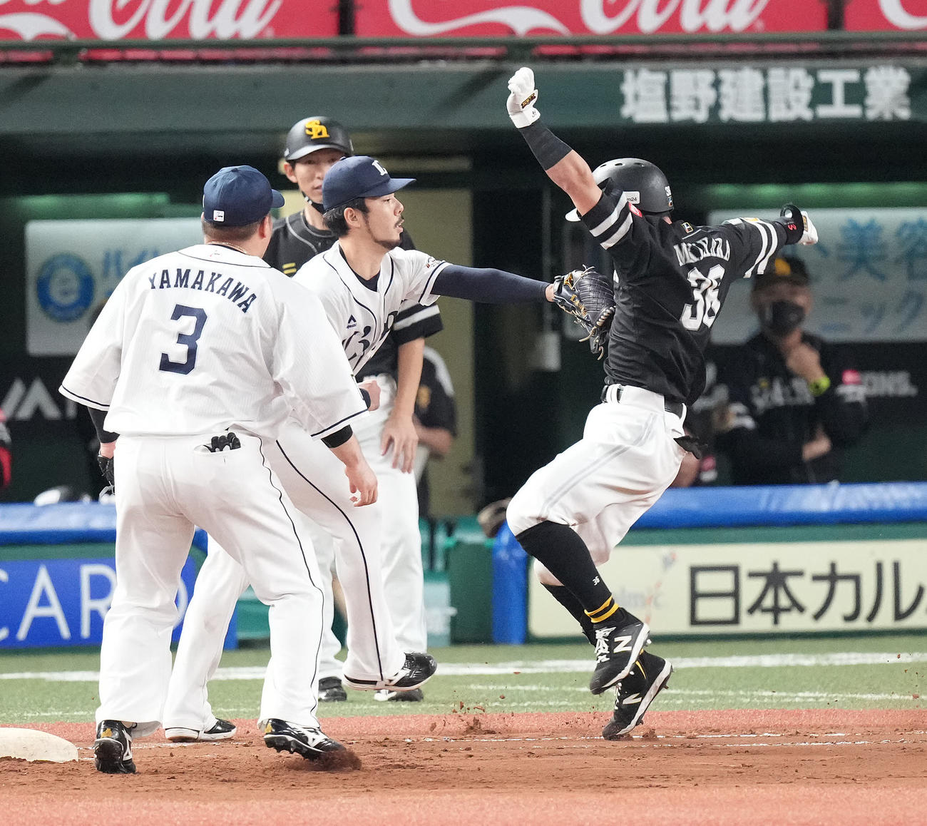 西武対ソフトバンク　11回表ソフトバンク1死二塁、投ゴロに倒れ、本田（中央）にタッチされる牧原大（撮影・鈴木みどり）