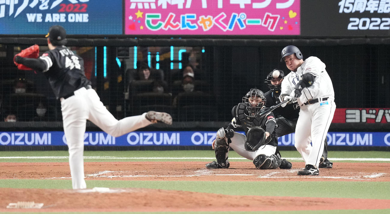 西武対ソフトバンク　11回裏西武2死一塁、左越えにサヨナラ2点本塁打を放つ山川。投手藤井（撮影・鈴木みどり）