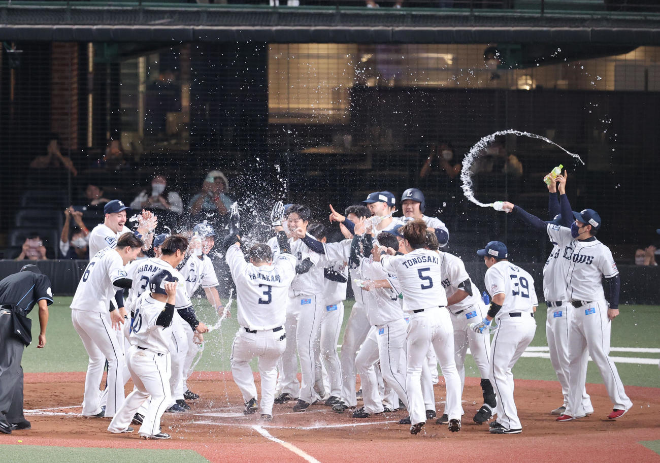 西武対ソフトバンク　11回裏西武2死一塁、山川穂高は左超えにサヨナラとなる2点本塁打を放ちナインに迎えられる（撮影・梅根麻紀）