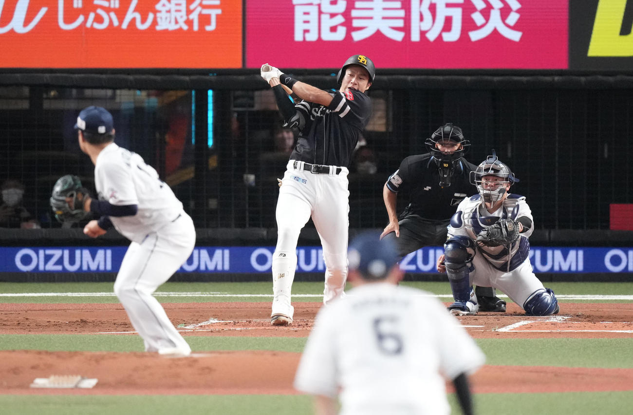 西武対ソフトバンク　2回表ソフトバンク無死、右前打を放つ柳田。投手松本（撮影・鈴木みどり）