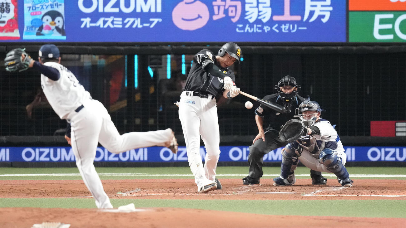 西武対ソフトバンク　4回表ソフトバンク1死一塁、右前打を放つ柳田。投手松本（撮影・鈴木みどり）