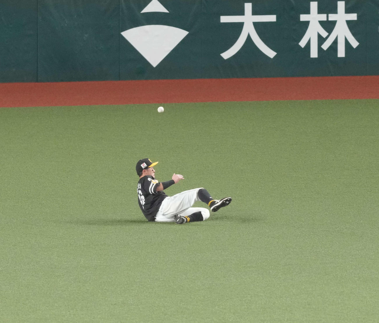西武対ソフトバンク　4回裏西武1死一塁、森の打球をファンブルする牧原大（撮影・井上学）