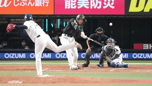 西武対ソフトバンク 9回表ソフトバンク1死、左越えソロ本塁打を放つ柳田。投手増田(撮影・鈴木みどり)