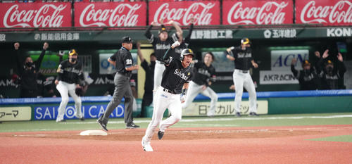 西武対ソフトバンク 9回表ソフトバンク1死、左越えソロ本塁打を放ちガッツポーズする柳田(撮影・鈴木みどり)