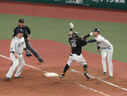 西武対ソフトバン 11回表ソフトバンク1死二塁、本田(右)にタッチされアウトとなる牧原大。左は山川(撮影・井上学)