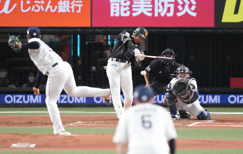 西武対ソフトバンク 2回表ソフトバンク無死、右前打を放つ柳田。投手松本(撮影・鈴木みどり)