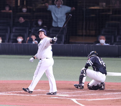 西武対ソフトバンク 11回裏西武2死一塁、山川穂高は左超えにサヨナラとなる2点本塁打を放つ(撮影・梅根麻紀)