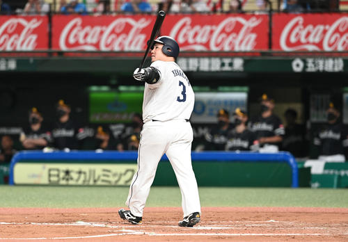 西武対ソフトバンク 11回裏西武2死一塁、山川は左越えサヨナラ2点本塁打を放つ(撮影・山崎安昭)