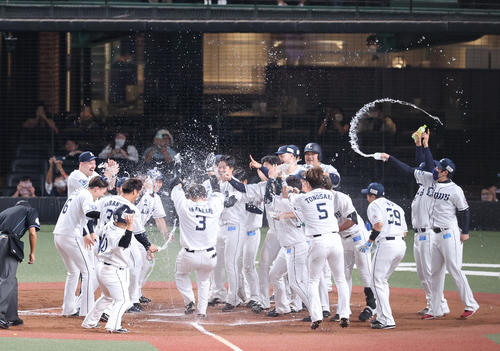 西武対ソフトバンク 11回裏西武2死一塁、山川穂高は左超えにサヨナラとなる2点本塁打を放ちナインに迎えられる(撮影・梅根麻紀)