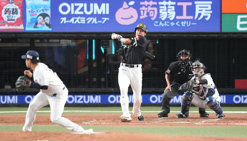 西武対ソフトバンク 4回表ソフトバンク1死一塁、右前打を放つ柳田。投手松本(撮影・鈴木みどり)