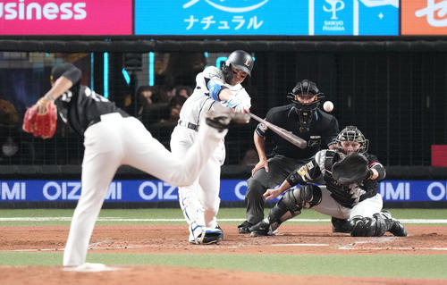 西武対ソフトバンク 4回裏西武1死満塁、先制の中前適時打を放つ栗山。投手千賀(撮影・鈴木みどり)