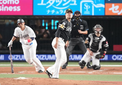 西武対ソフトバンク 4回裏西武1死満塁、栗山に先制の中前適時打を浴びる千賀(撮影・鈴木みどり)