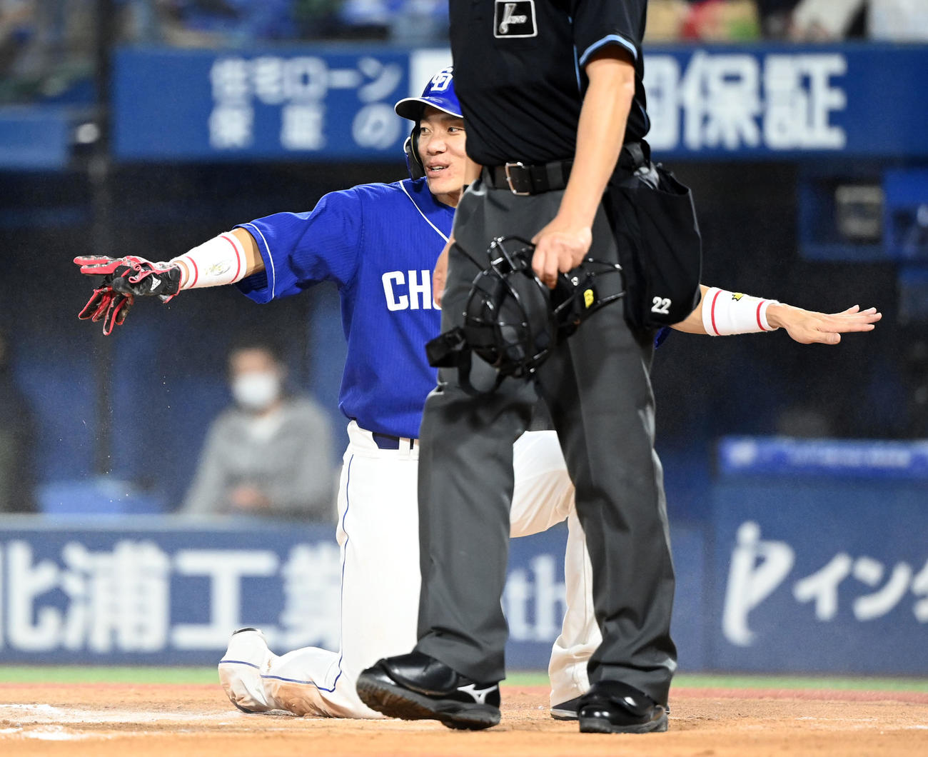 DeNA対中日　6回表中日2死二塁、高橋周平の中前打で生還する大島（撮影・たえ見朱実）