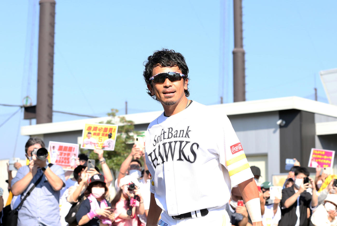 ソフトバンク対中日　ファンの声援に応えながら練習へ向かう松田（撮影・屋方直哉）