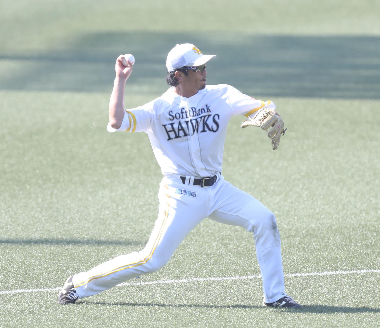 ソフトバンク対中日　試合前の全体練習でノックを受ける松田（撮影・屋方直哉）