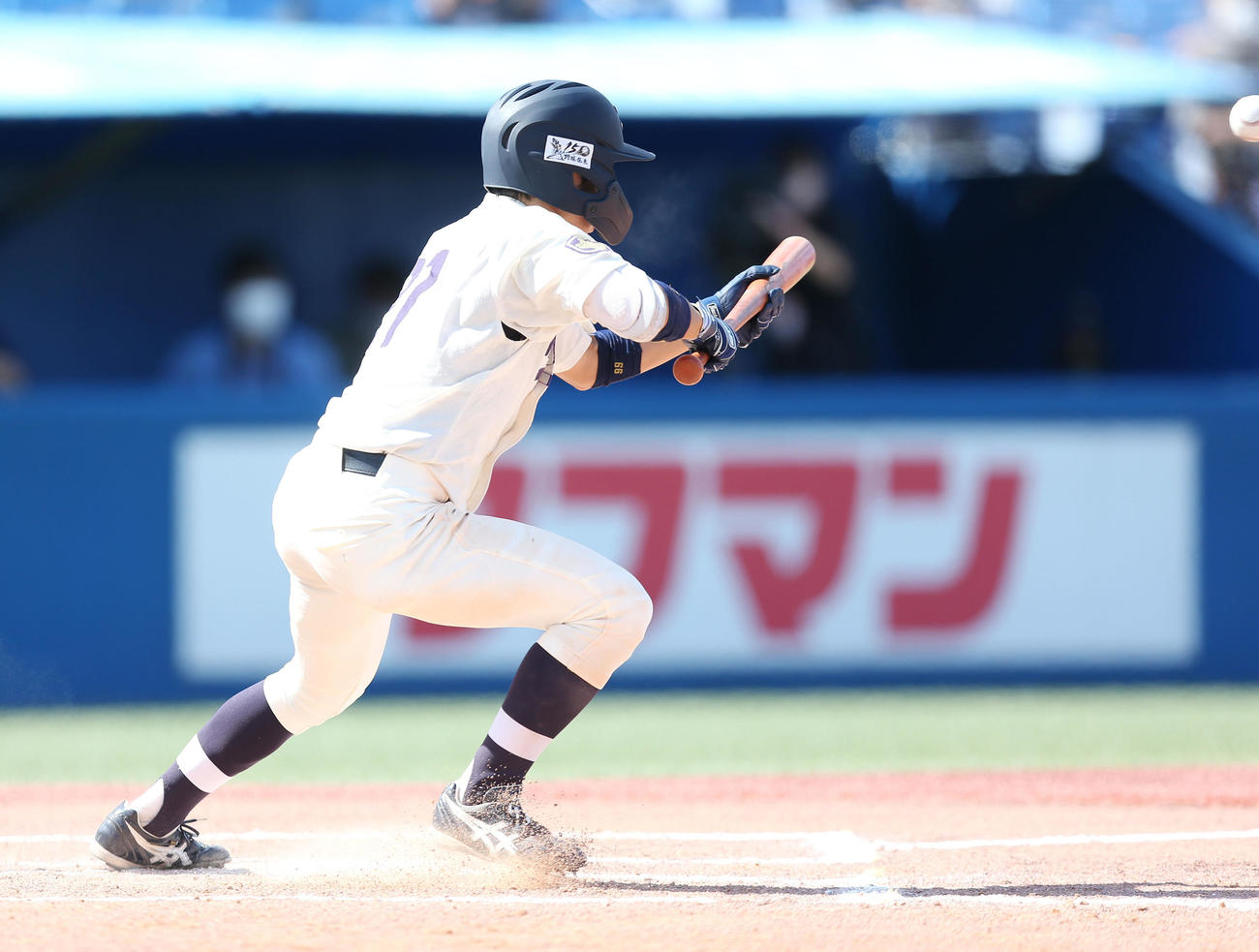 法大対明大　7回裏明大2死三塁、適時打を放つ飯森（撮影・宮地輝）