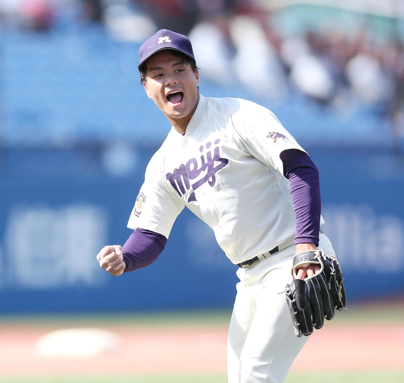 法大対明大　法大を破りガッツポーズする明大・蒔田（撮影・宮地輝）