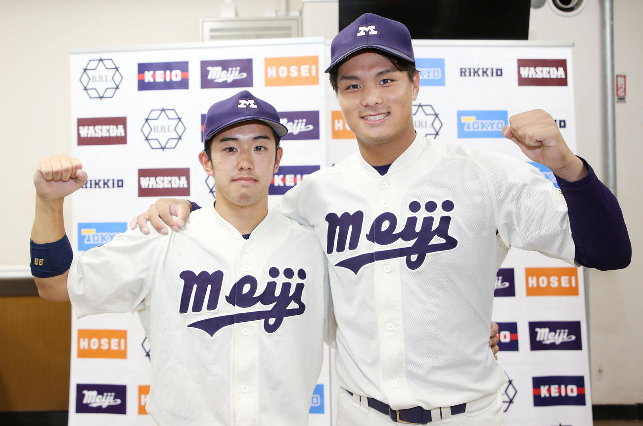 法大対明大　勝利に貢献しガッツポーズして記念撮影する明大・蒔田（右）と飯森（撮影・宮地輝）