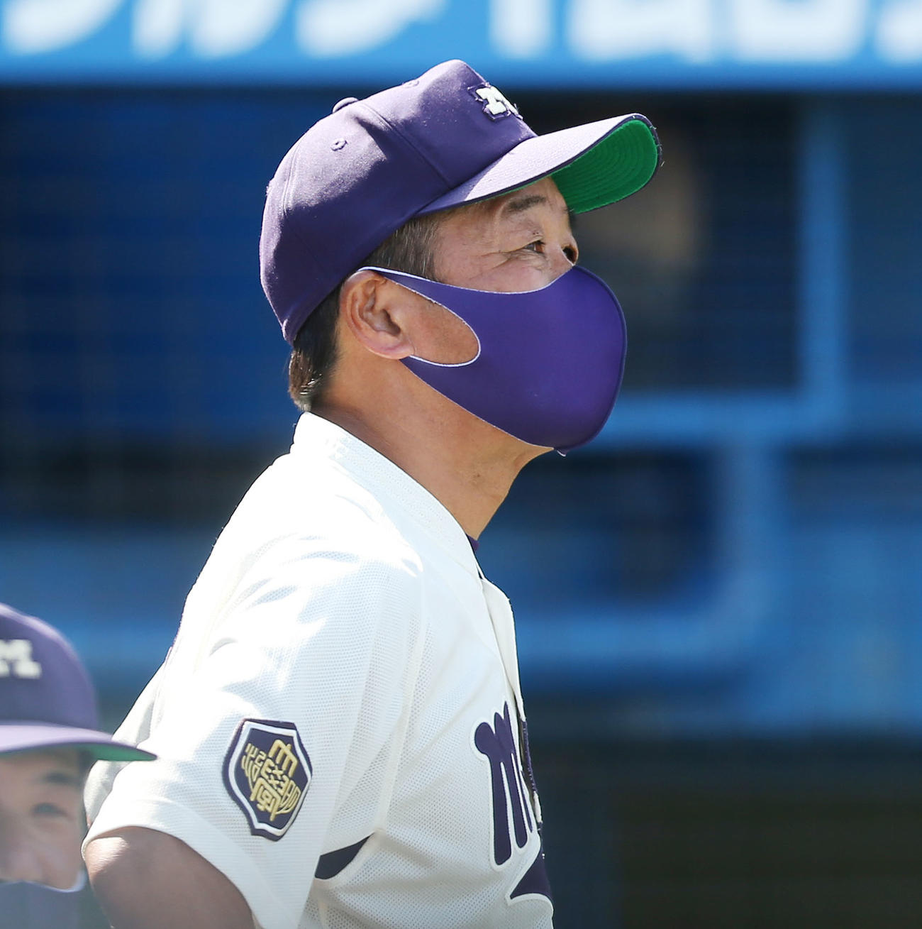 法大対明大　戦況を見つめる明大・田中監督（撮影・宮地輝）