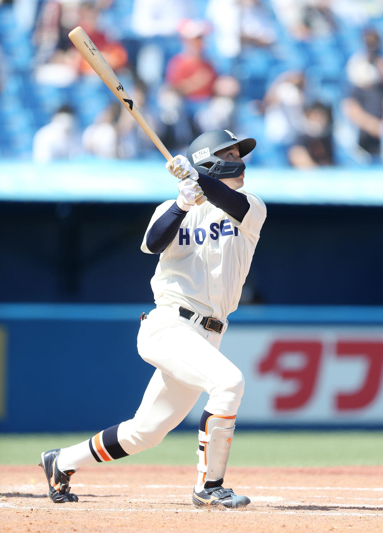 法大対明大　2回表法大1死二、三塁、右犠飛を放つ海■（■は崎の大が立の下の横棒なし）（撮影・宮地輝）