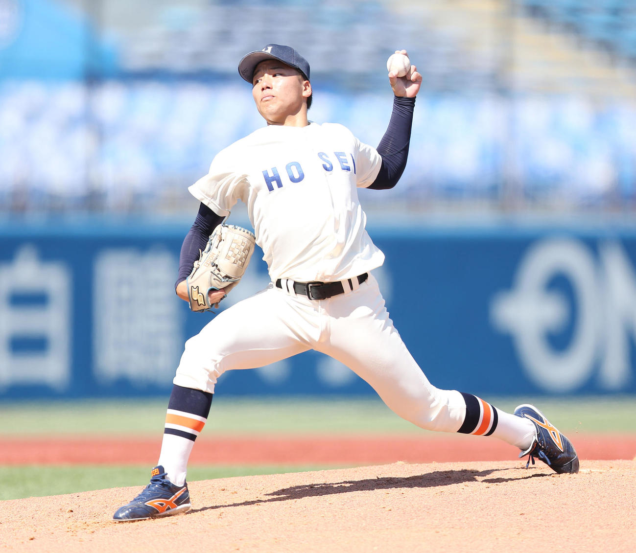 法大対明大　力投する法大先発の尾崎（撮影・宮地輝）